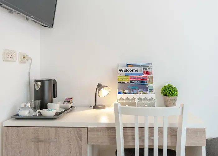Studio Apartment & Room Ten - Free Parking