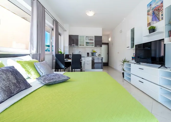 Studio Apartment & Room Ten - Free Parking