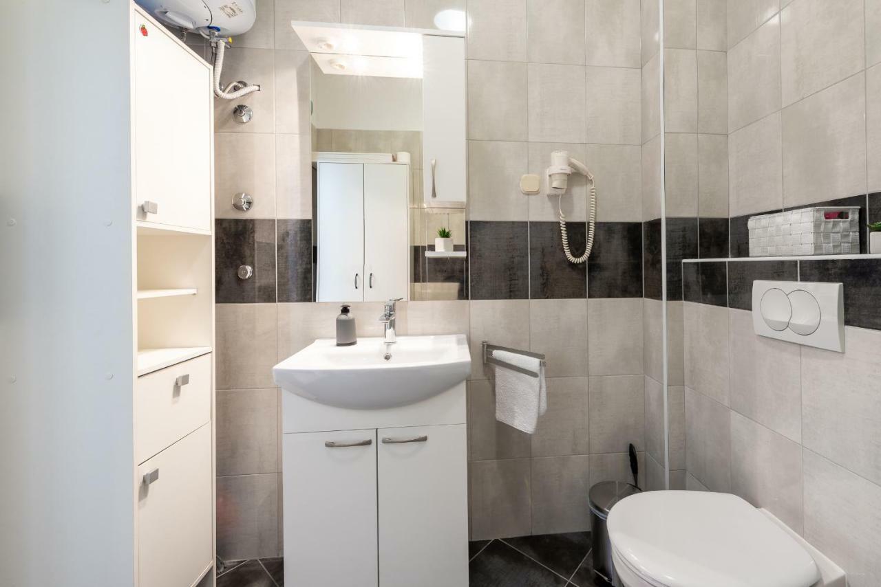 & - Free Parking Apartment